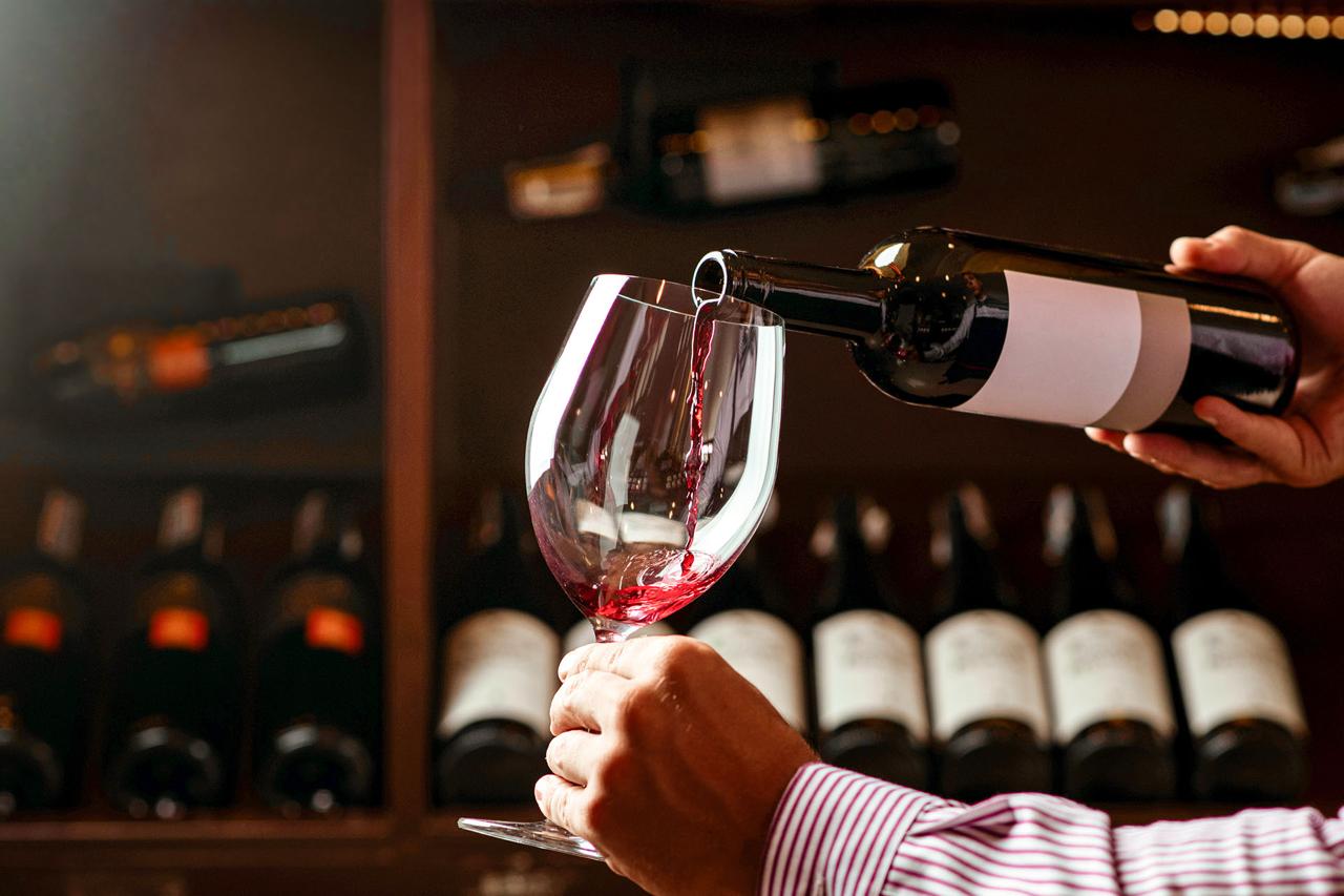 Calici di vino durante una degustazione